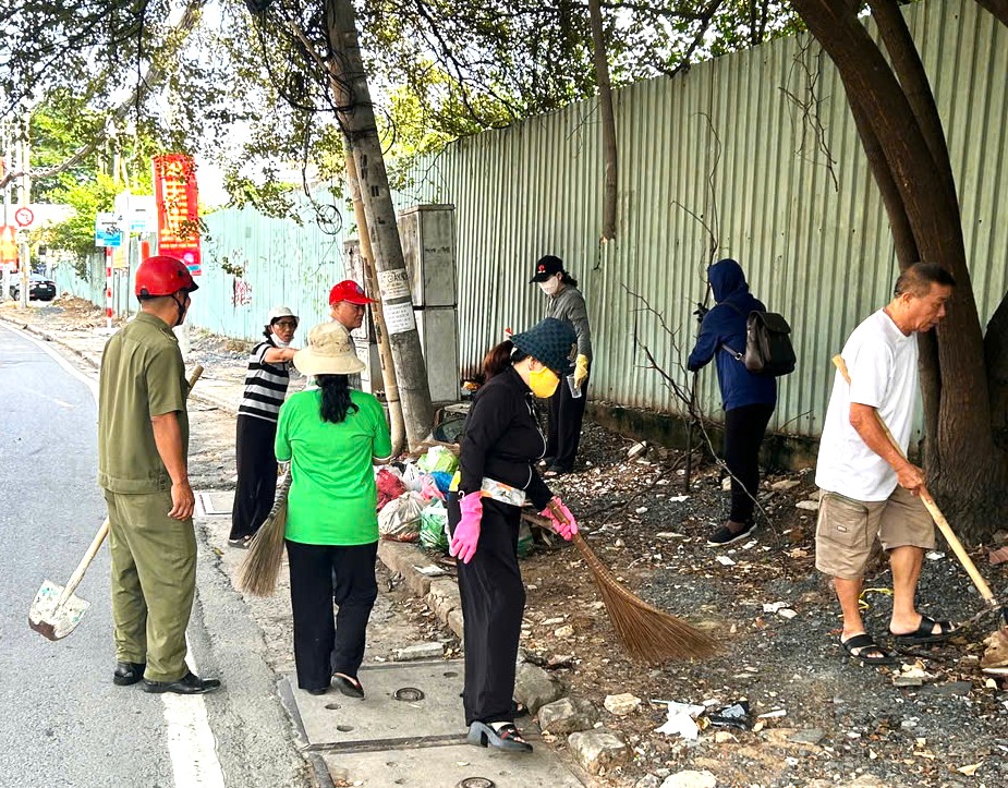 Trạm Y tế Hiệp Phú phối hợp cùng lực lượng cộng tác viên vệ sinh môi trường, diệt lăng quăng, phát tờ rơi tại các khu phố trên địa bàn phường Tăng Nhơn Phú.