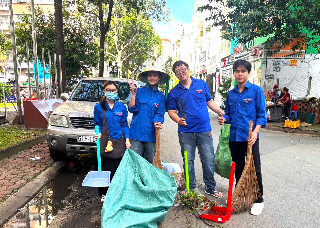 Trạm Y tế phường An Phú phối hợp Đoàn Thanh niên, Hội Chữ thập đỏ và đông đảo người dân đồng loạt ra quân tổng vệ sinh môi trường, nhằm chủ động phòng ngừa dịch sốt xuất huyết và bệnh Chikungunya đang có nguy cơ lây lan.