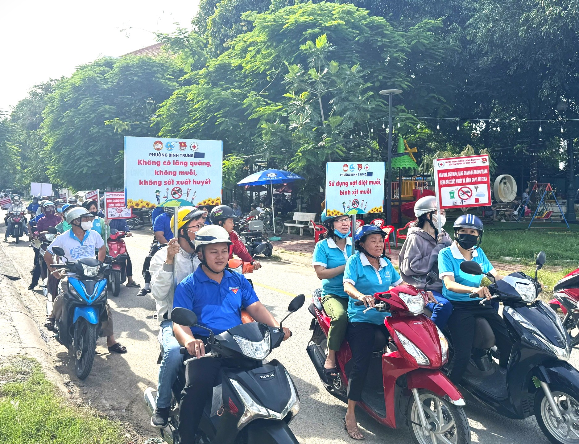 Trạm Y tế phường Bình Trưng Tây phối hợp cùng Hội Phụ nữ, Đoàn Thanh niên và Cộng tác viên phường Bình Trưng triển khai nhiều hoạt động truyền thông như phát thanh lưu động tại các tuyến đường, khu dân cư và phát tờ rơi tuyên truyền.