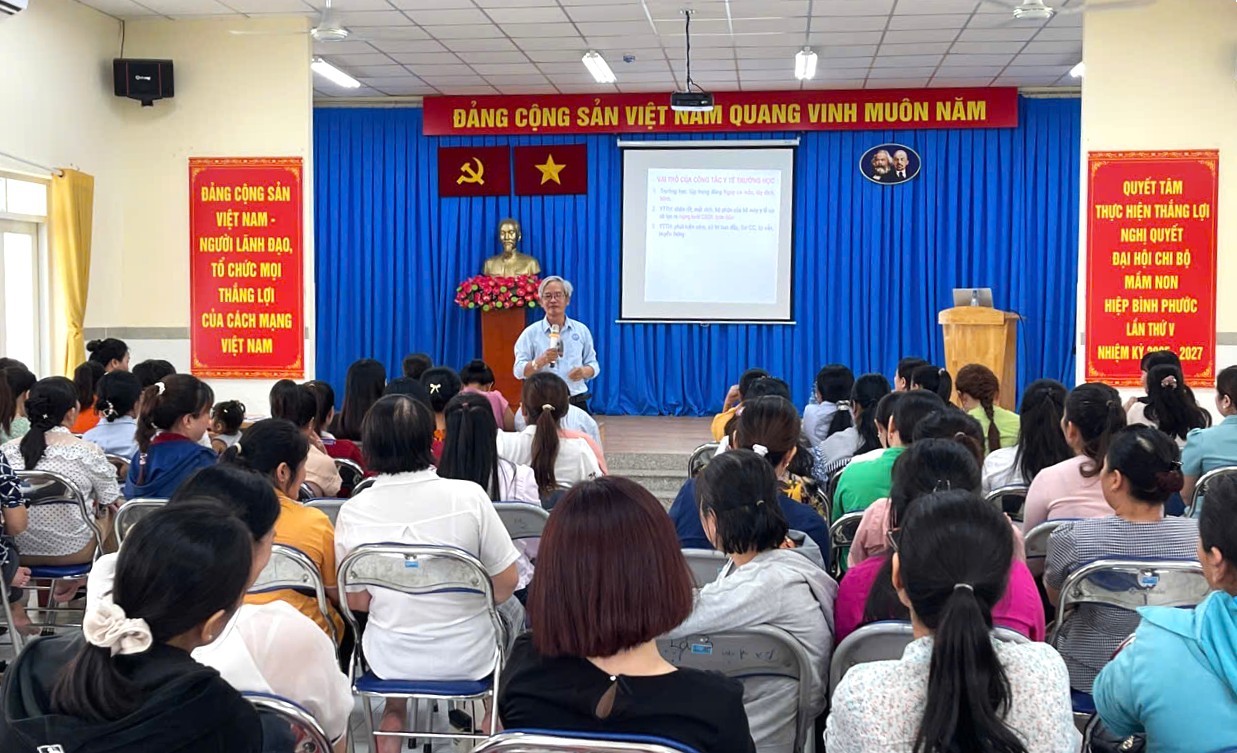 Phòng Dân số - Truyền thông và Giáo dục sức khỏe (Trung tâm Y tế TP. Thủ Đức) phối hợp với Trường Mầm non Hiệp Bình Phước tổ chức buổi truyền thông phòng chống dịch bệnh dành cho giáo viên, nhân viên và bảo mẫu của trường.