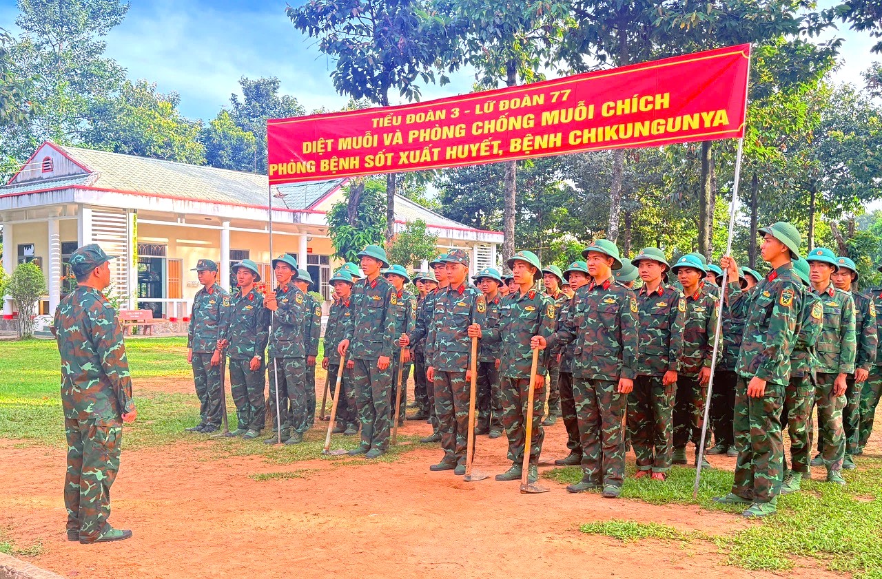 Tiểu đoàn 3 - Lữ đoàn Phòng không 77 (Quân khu 7) tại buổi ra quân tổng vệ sinh môi trường.