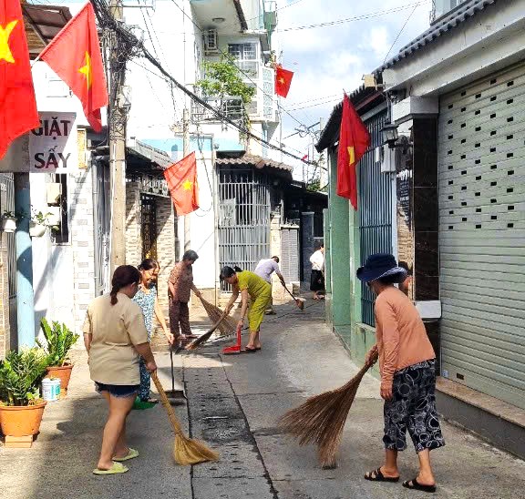 Ra quân tổng vệ sinh môi trường và diệt lăng quăng tại khu phố 9, phường Thủ Đức, TP.HCM (ngày 14/8/2025).