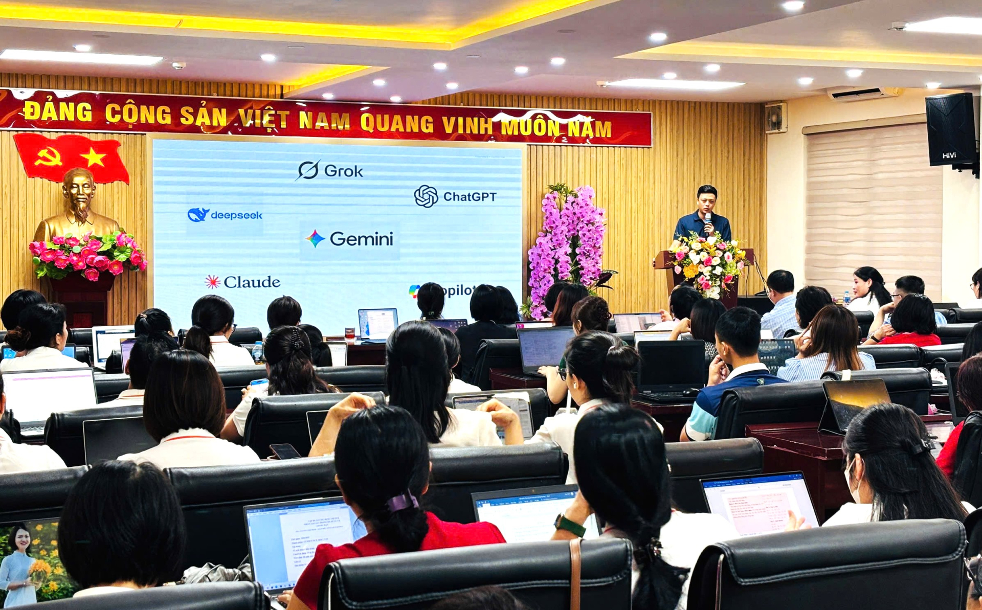 Đại diện Công ty Cổ phần Công nghệ Fermat chia sẻ tại buổi tập huấn.