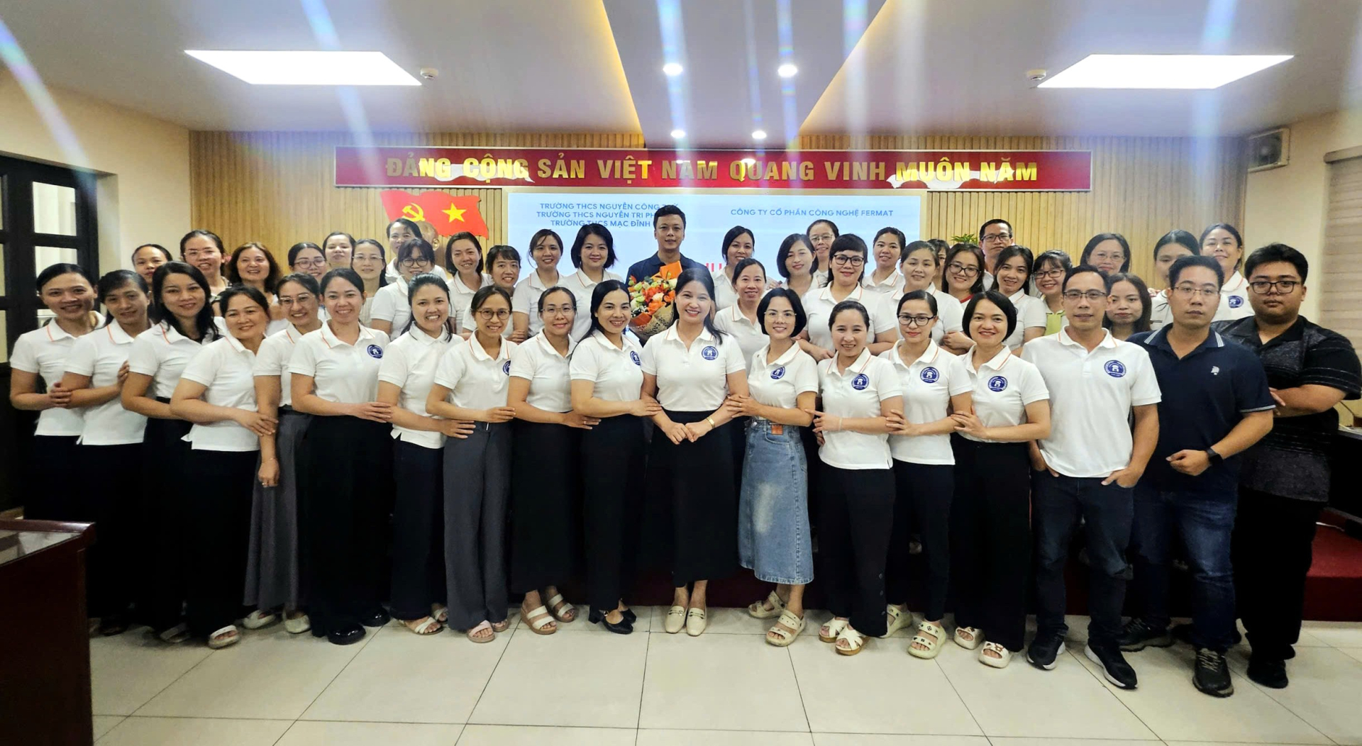 Tập thể cán bộ, giáo viên Trường THCS Nguyễn Công Trứ chụp ảnh lưu niệm 