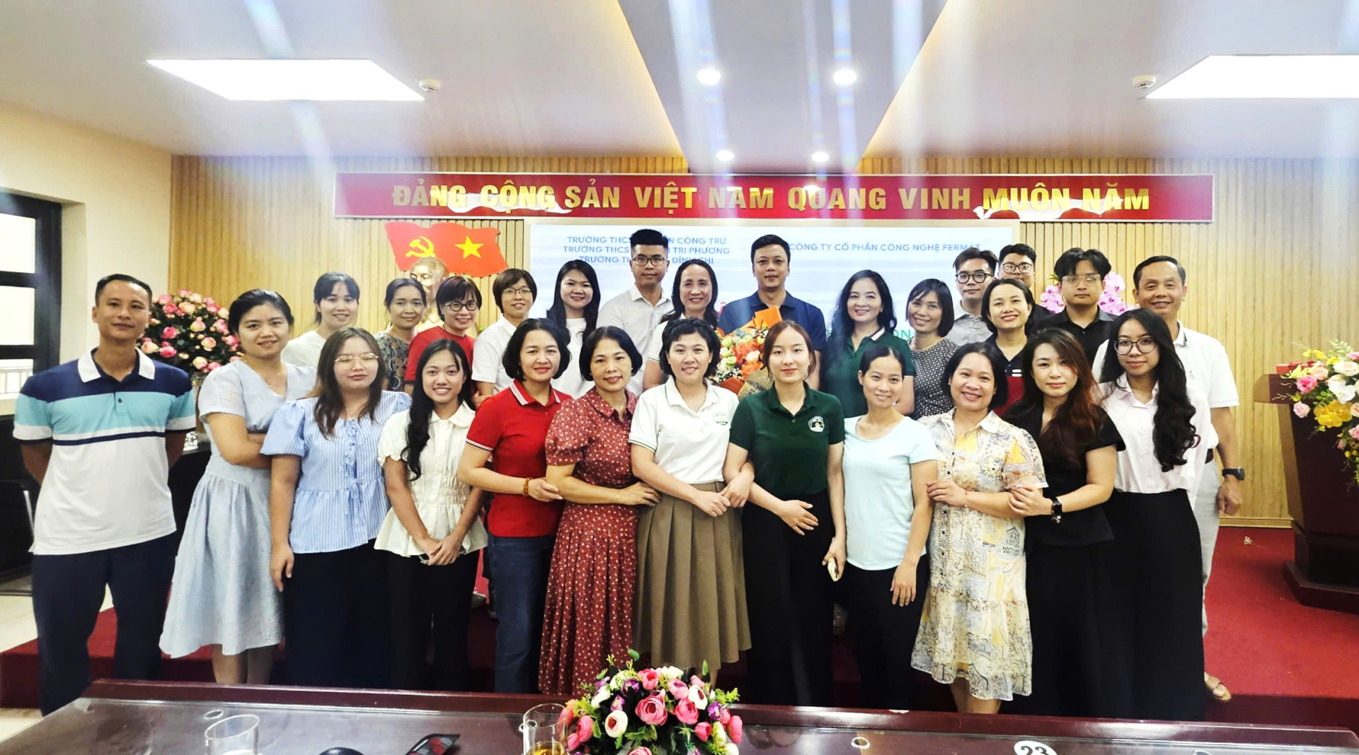 Tập thể cán bộ, giáo viên Trường THCS Nguyễn Tri Phương chụp ảnh lưu niệm 