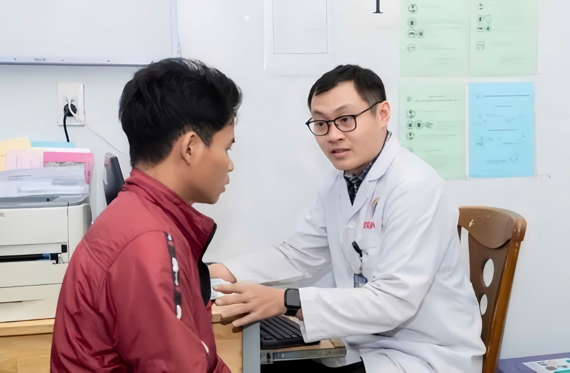 Thạc sĩ - Bác sĩ chuyên khoa I Hoàng Quốc Anh, Bệnh viện Chấn thương chỉnh hình là một trong những bác sĩ luân phiên đến Côn Đảo đợt 1. Ảnh: SYT