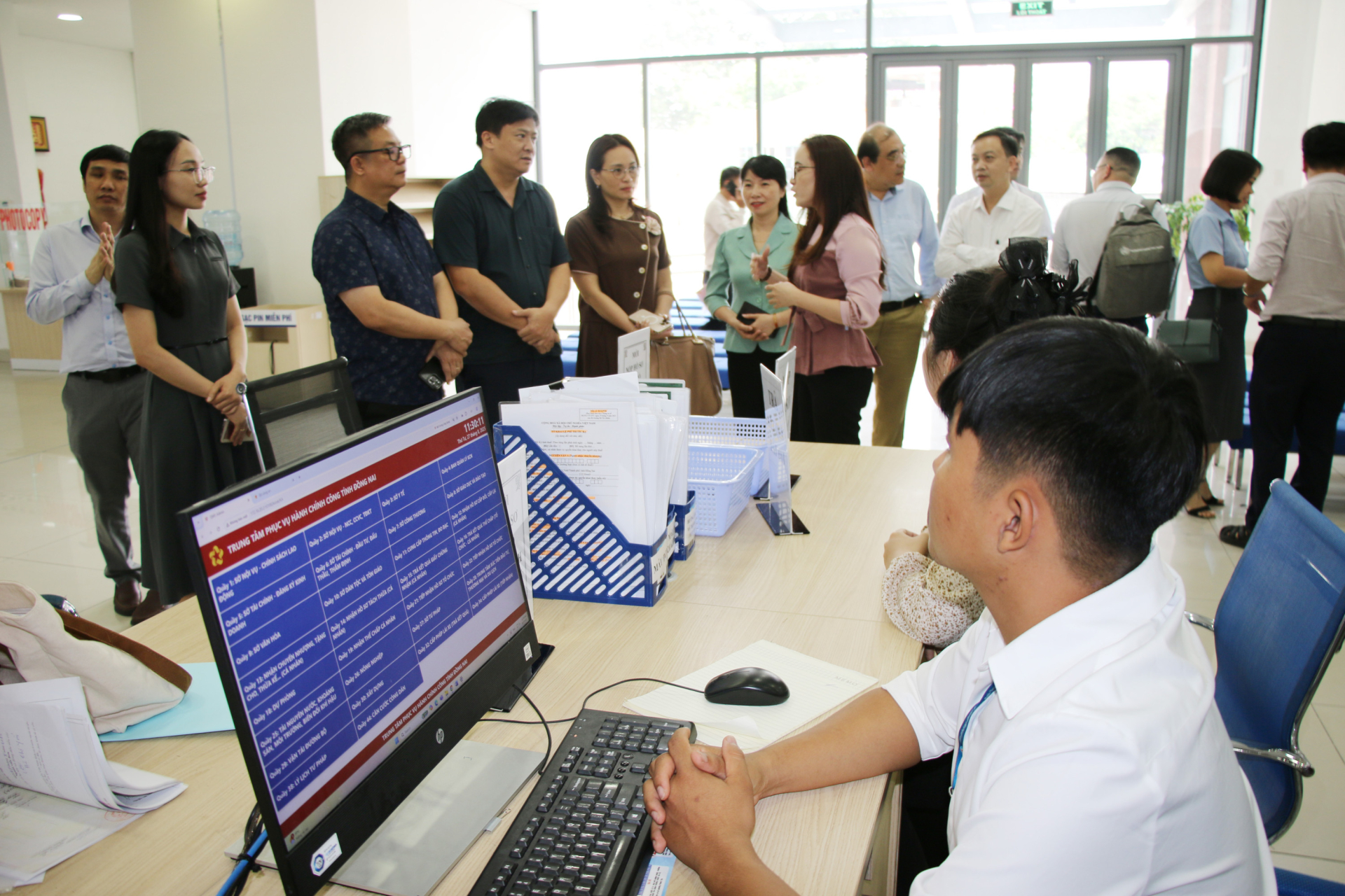 Đoàn công tác khảo sát thực tế tại Trung tâm Phục vụ hành chính công tỉnh Đồng Nai. Ảnh: Sở KH&CN