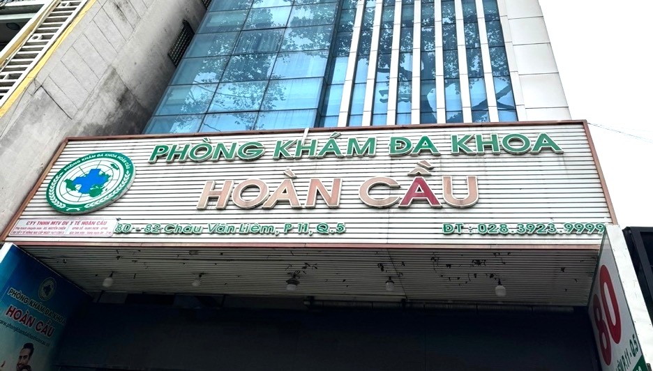 Phòng khám đa khoa thuộc Công ty TNHH Một thành viên Dịch vụ Y tế Hoàn Cầu (đường Châu Văn Liêm, phường Chợ Lớn, TP.HCM) vừa bị Sở Y tế TP.HCM phát hiện có dấu hiệu “vẽ bệnh, moi tiền”. Ảnh: SYT