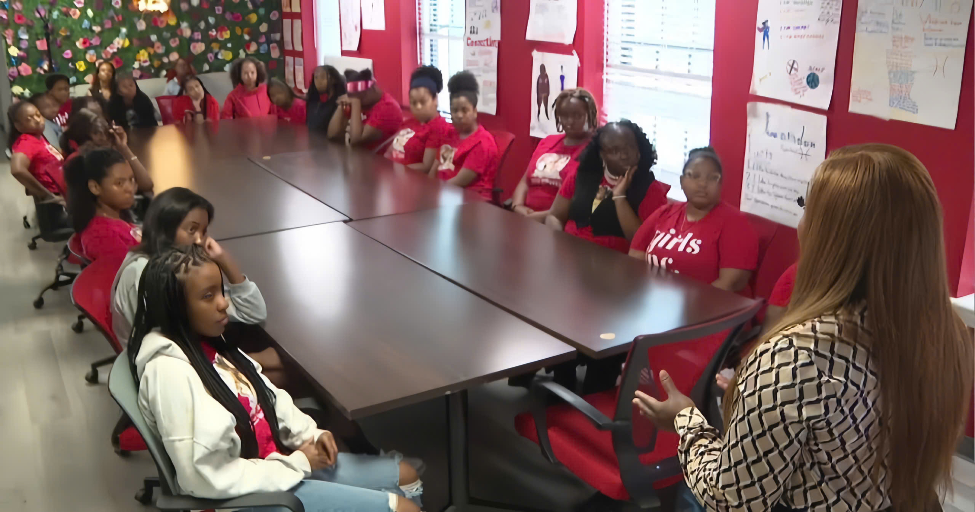 Giờ học tài chính tại Girls Inc. Ảnh: CBS News
