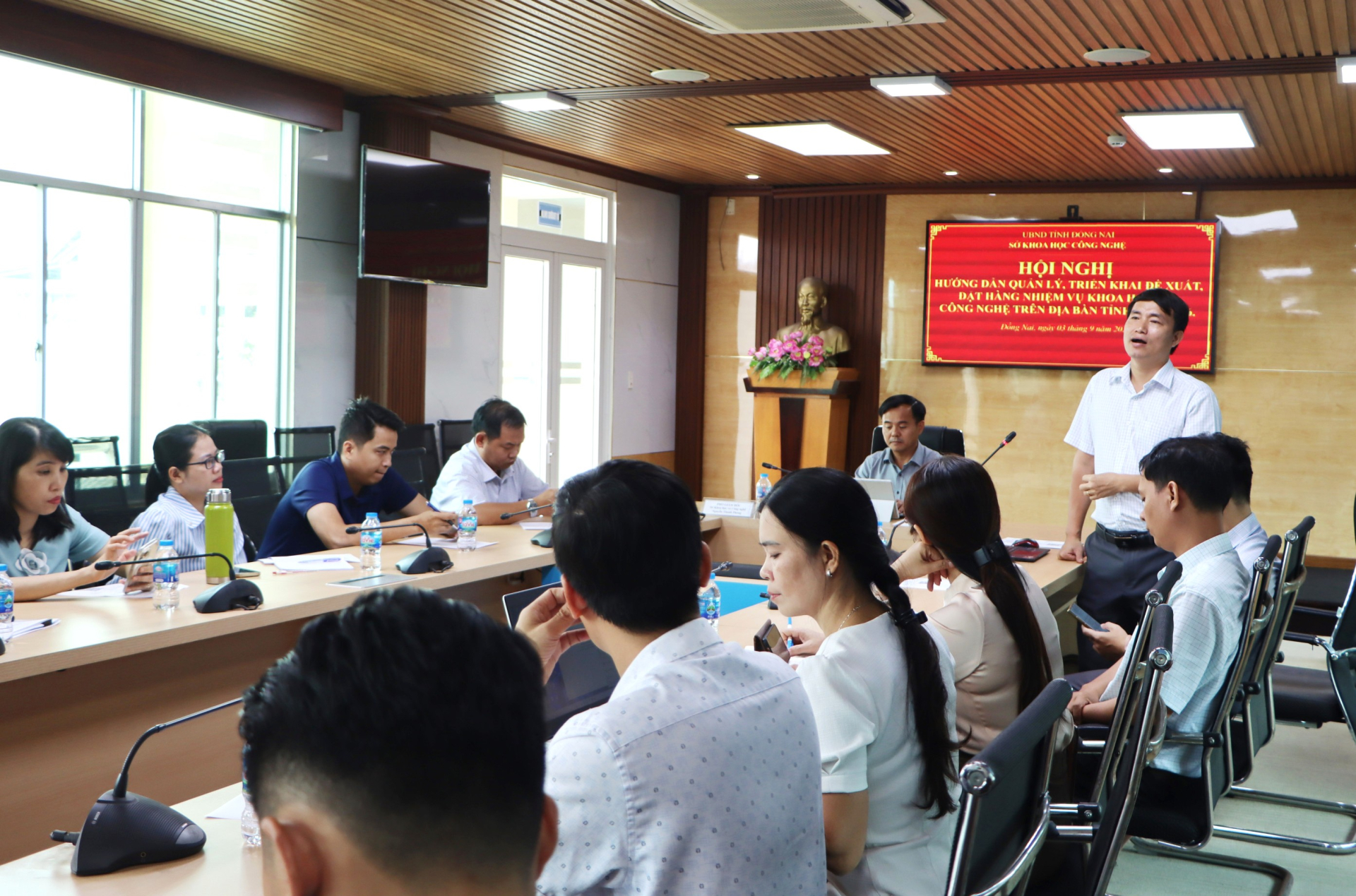 Ông Đàm Văn Toàn, Trưởng phòng Khoa học và Công nghệ trình bày nội dung hướng dẫn về quy trình xây dựng đề xuất đặt hàng nhiệm vụ khoa học công nghệ. Ảnh: Sở KH-CN