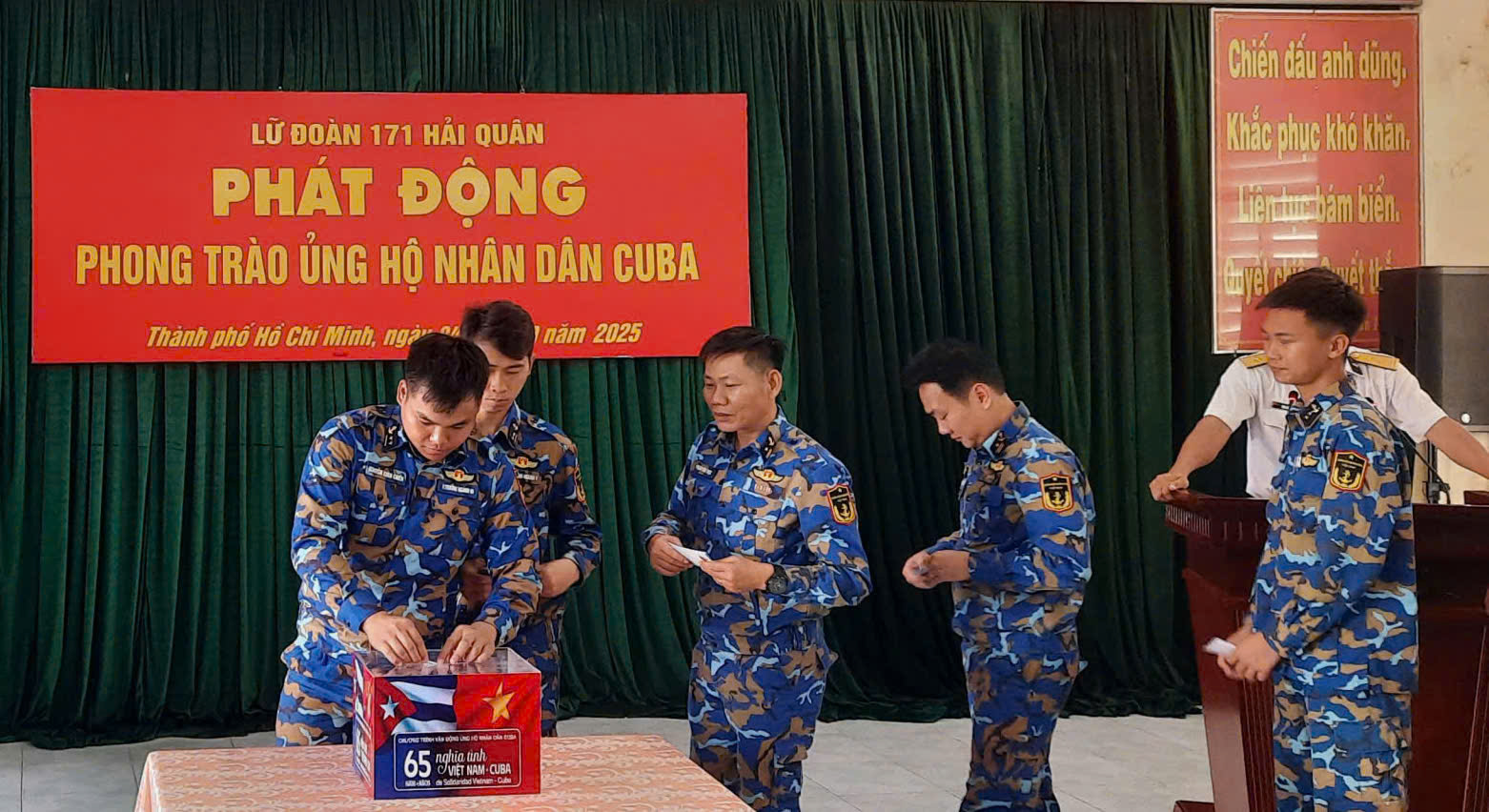 Cán bộ, chiến sĩ khối tàu chiến đấu Lữ đoàn quyên góp ủng hộ nhân dân Cuba
