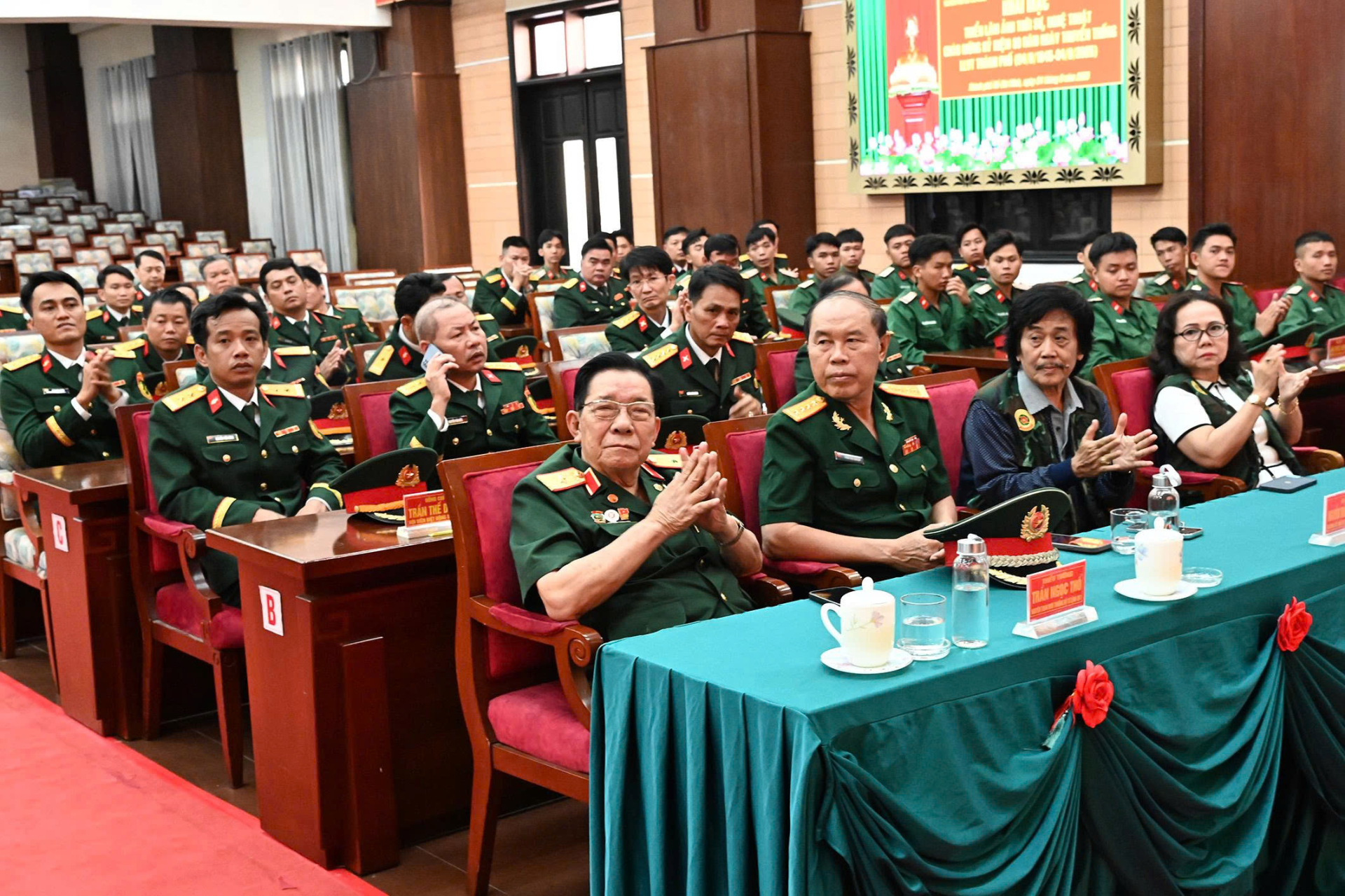 Khai mạc triển lãm ảnh nhân kỷ niệm 80 năm Ngày truyền thống Lực lượng vũ trang TP.HCM
