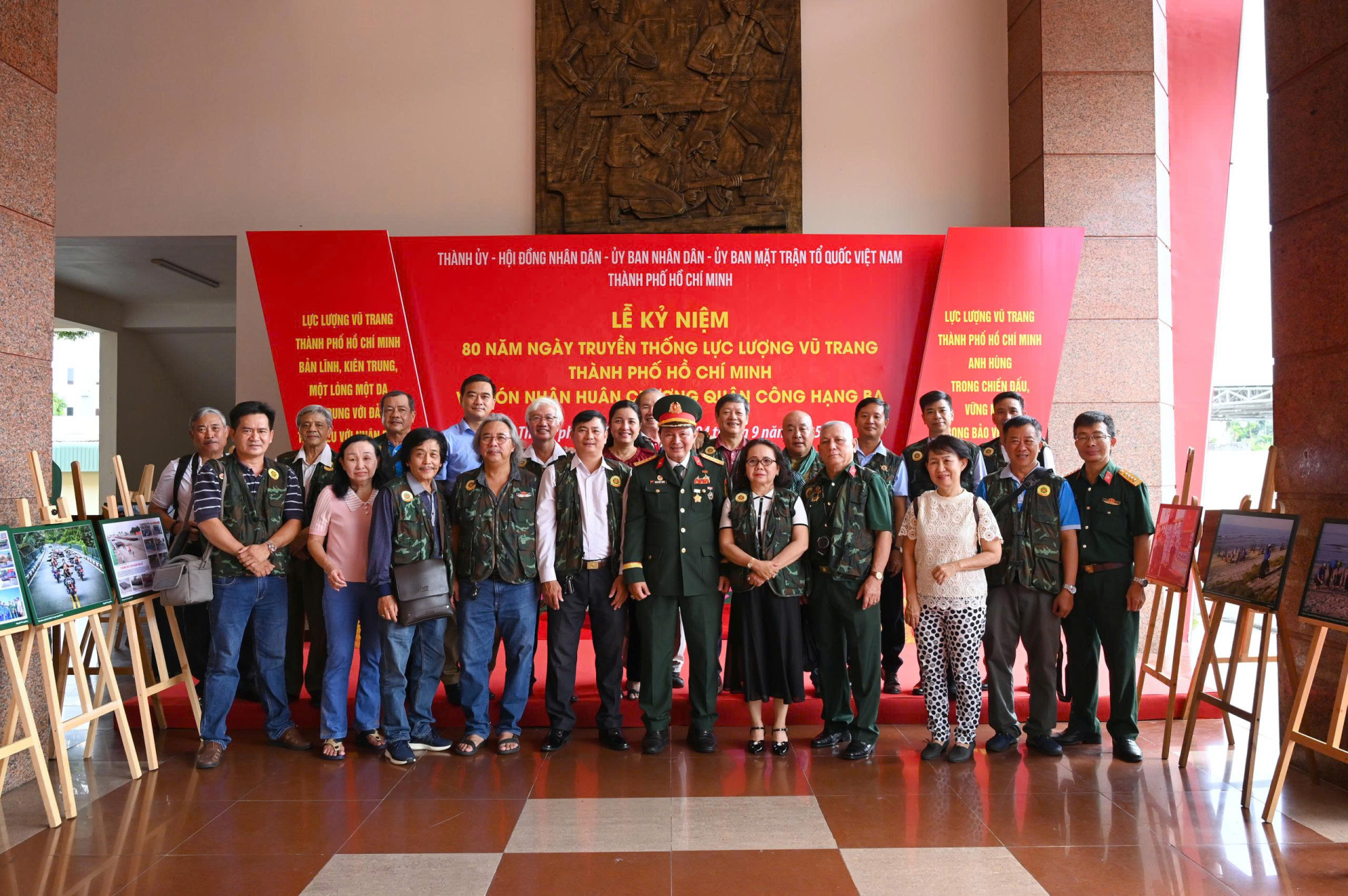 Khai mạc triển lãm ảnh nhân kỷ niệm 80 năm Ngày truyền thống Lực lượng vũ trang TP.HCM