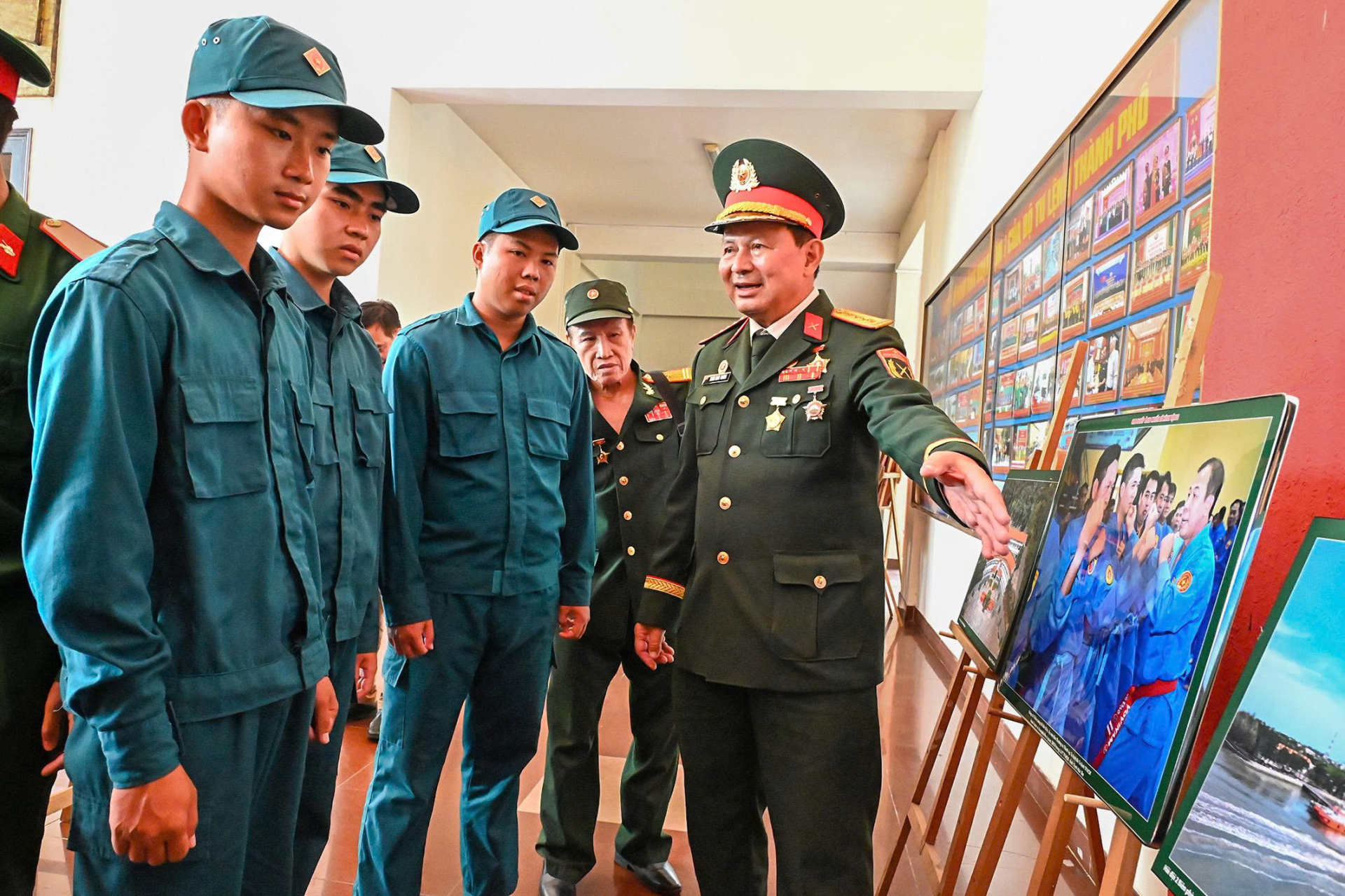 Khai mạc triển lãm ảnh nhân kỷ niệm 80 năm Ngày truyền thống Lực lượng vũ trang TP.HCM
