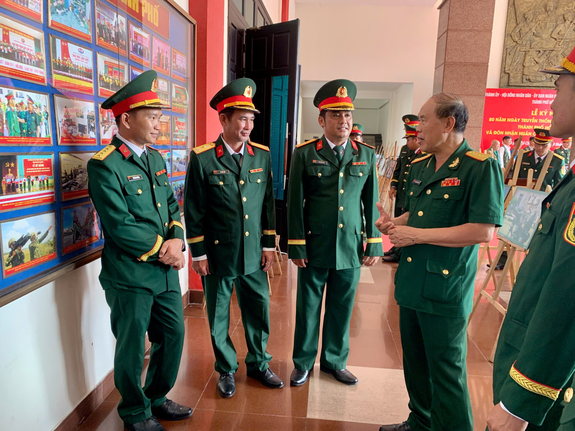 Khai mạc triển lãm ảnh nhân kỷ niệm 80 năm Ngày truyền thống Lực lượng vũ trang TP.HCM