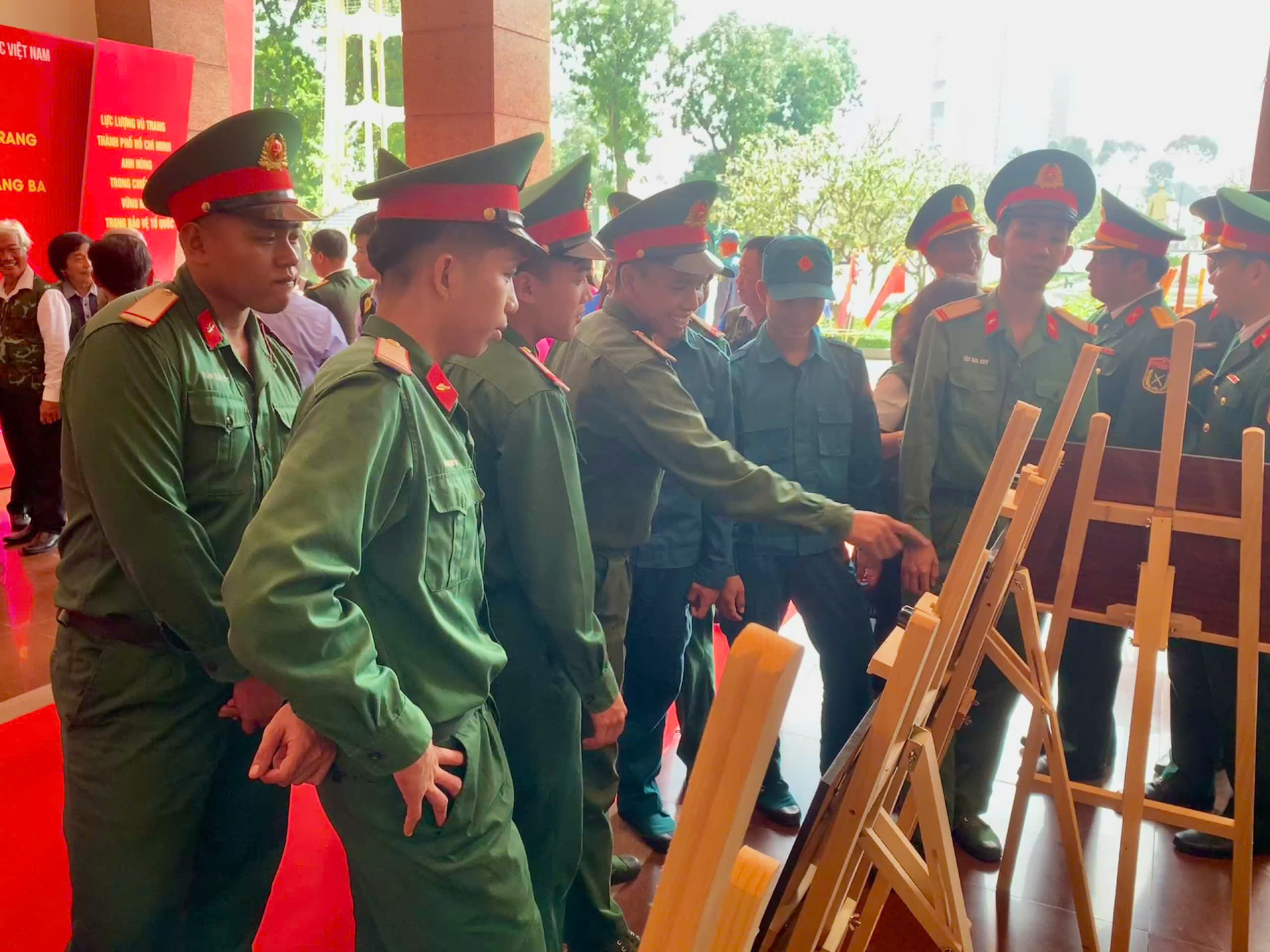 Khai mạc triển lãm ảnh nhân kỷ niệm 80 năm Ngày truyền thống Lực lượng vũ trang TP.HCM