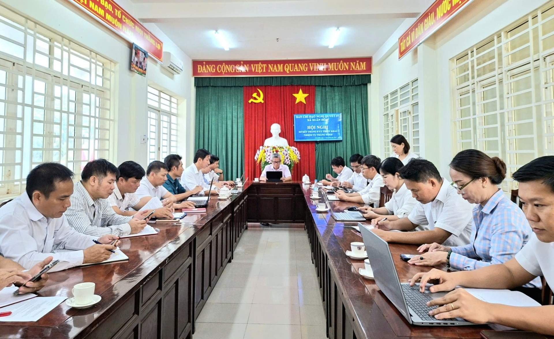 Ông Tạ Quang Trường, Bí thư Đảng ủy, Chủ tịch HĐND xã Xuân Hòa chủ trì buổi làm việc. Ảnh: Sở KHCN