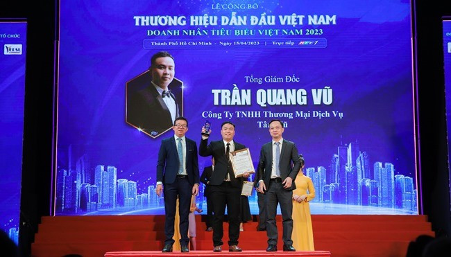Doanh nhân CEO Trần Quang Vũ (giữa) vinh dự được nhận giải thưởng “Doanh nhân Việt Nam Tiêu Biểu - Typical Entrepreneur 2023” tại sự kiện ngày 15/4.