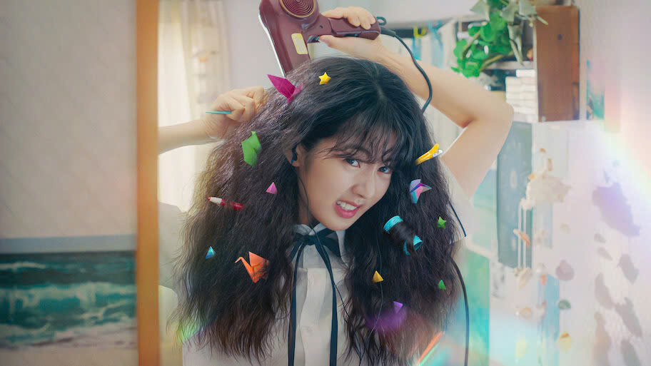 Park Se-ri (Shin Eun-soo thủ vai) vật vã vì mái tóc xoăn trong Chuyện tình tóc rối. Ảnh: Netflix