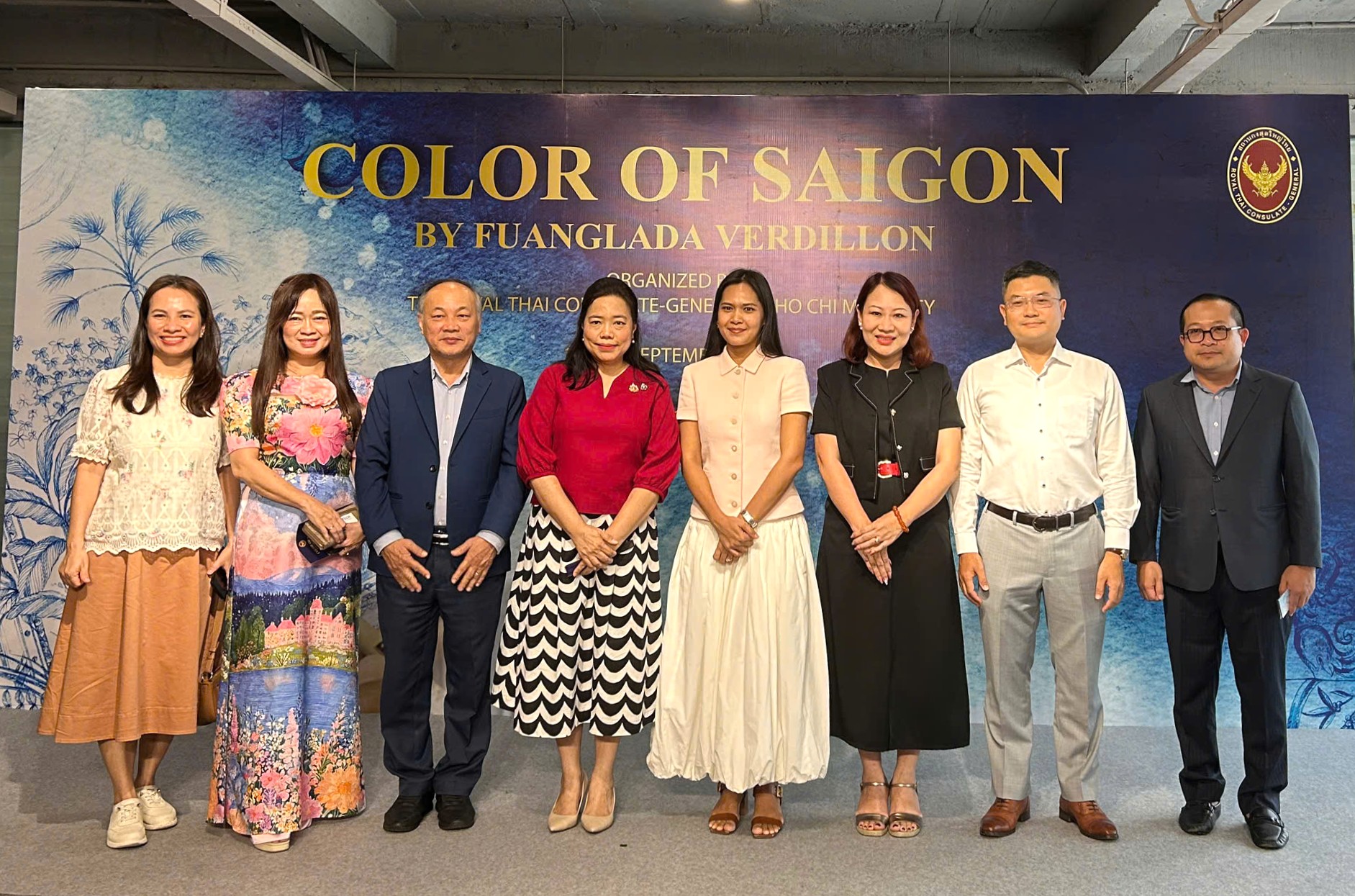 Họa sĩ Fuanglada Verdillon (váy trắng) chụp ảnh lưu niệm cùng bà Wiraka Moodhitaporn (áo đỏ), Tổng lãnh sự Thái Lan tại TP.HCM và các khách mời tại triển lãm.
