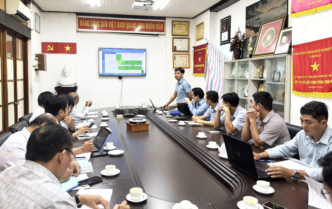 Đại diện nhóm nghiên cứu báo cáo kết quả đề tài tại buổi nghiệm thu. Ảnh: Sở KH-CN