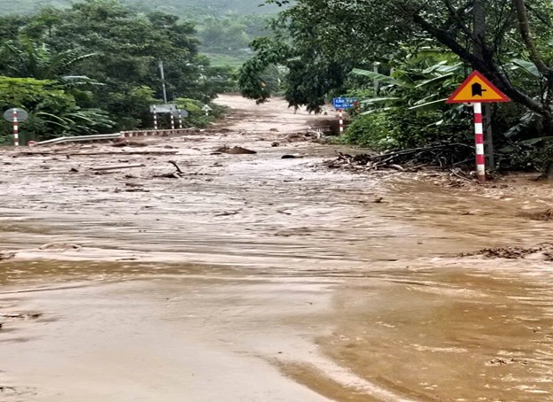 Đường giao thông nông thôn chia cắt, nhiều thôn đang bị cô lập. 