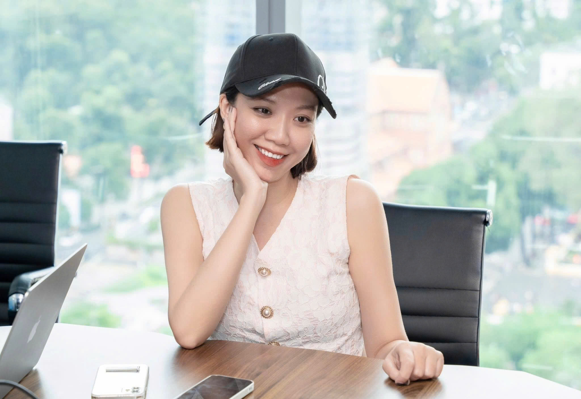 Nữ đạo diễn tin rằng Bus sẽ mang đến nhiều kỉ niệm đẹp cho hai diễn viên tân binh Minh Kiên và Vĩnh Đam. Ảnh: NVCC