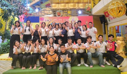 Các thầy cô và sinh viên tình nguyện khoa Quản trị kinh doanh - Marketing Trường Đại học Hùng Vương TP.HCM chụp ảnh lưu niệm cùng BTC tại chùa Kỳ Quang 2.
