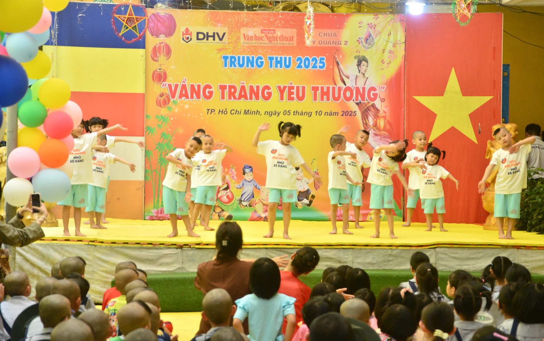 Tiết mục “Cây đa quán dốc” do các bé tại chùa Kỳ Quang 2 biểu diễn.