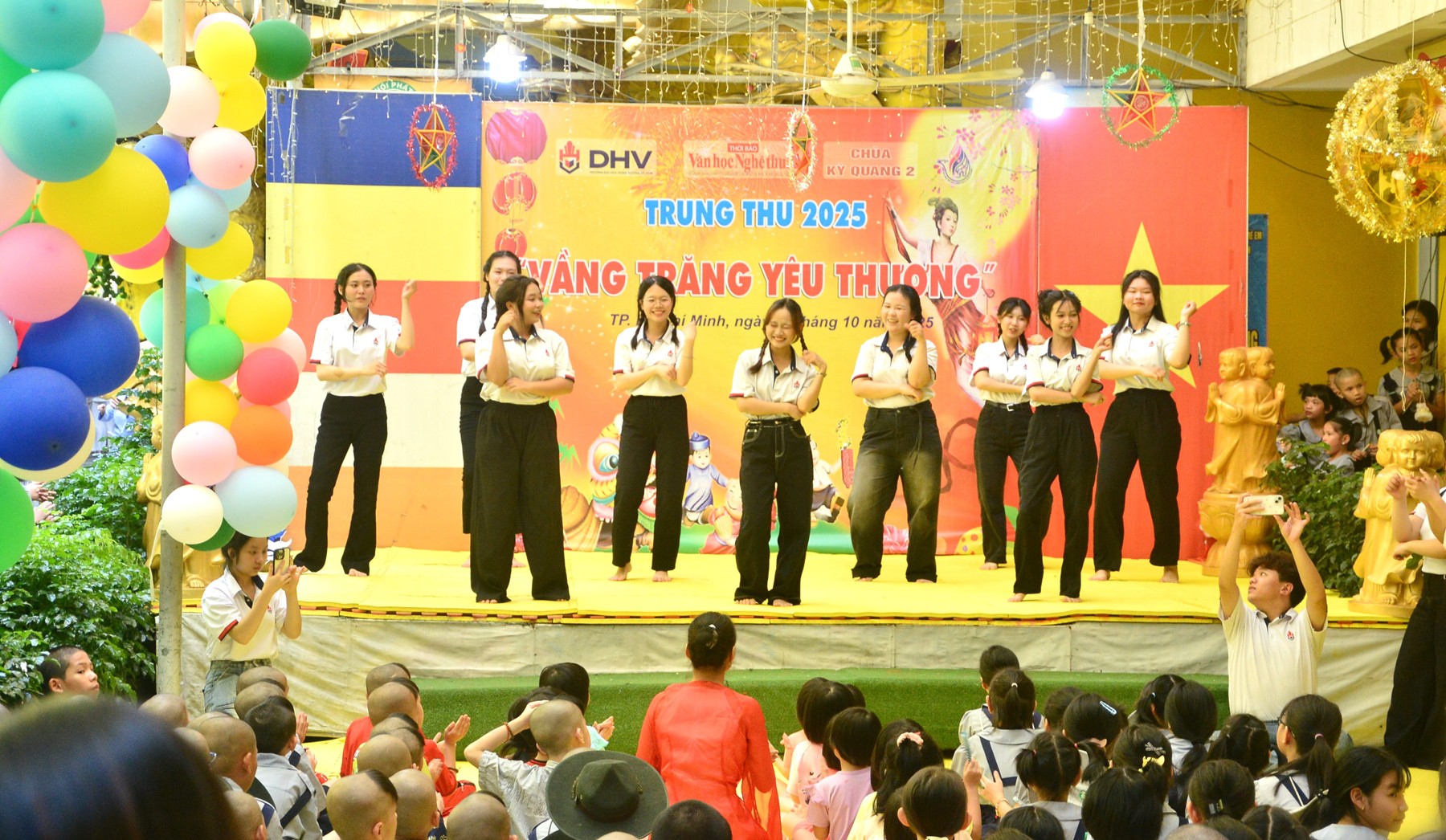Sinh viên khoa Quản trị kinh doanh -Marketing biểu diễn tiết mục “Mashup Trung Thu” và Ếch “ngoài” đáy giếng.