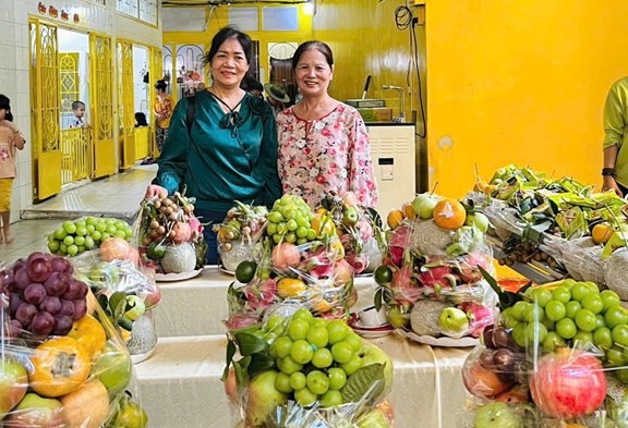Nhà hảo tâm tự tay bày cỗ Trung thu cho trẻ em mồ côi tại chùa Kỳ Quang 2.