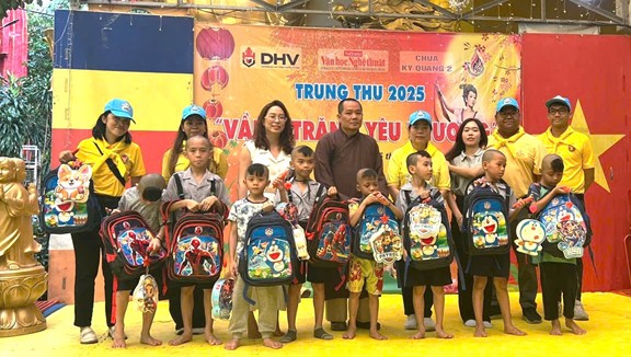 Đại đức Thích Quang Hải cùng bà Wiraka Moodhitaporn, Tổng lãnh sự Thái Lan tại TP.HCM và các nhà tài trợ tặng quà Trung thu cho trẻ em mồ côi chùa Kỳ Quang 2.