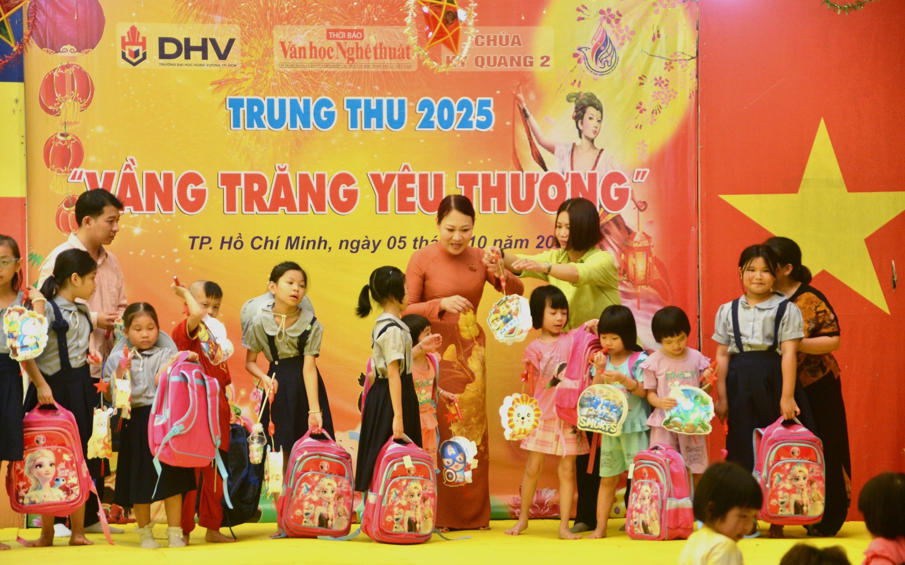PGS.TS Phan Thị Hồng Xuân, ông Nguyễn Việt Trung và bà Thúy Hà thay mặt BTC và các nhà tài trợ tặng quà cho các em nhỏ.