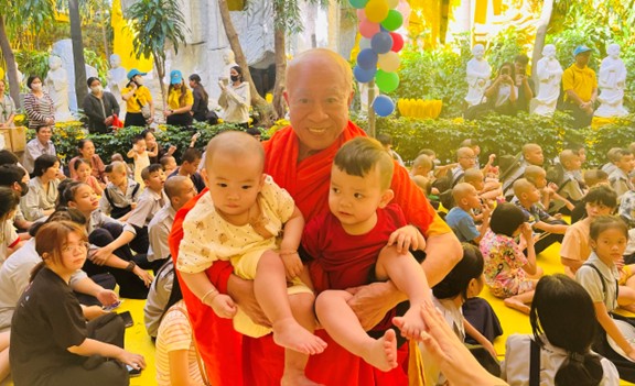 Hòa thượng Thích Thiện Chiếu, trụ trì chùa Kỳ Quang 2 vui Trung thu cùng các em nhỏ.