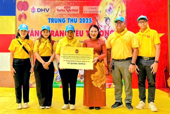 PGS.TS Phan Thị Hồng Xuân thay mặt BTC nhận món quà tài trợ từ Tổng lãnh sự quán Thái Lan tại TP.HCM.