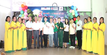 Cả khu phố cùng chuẩn bị Trung thu cho các cháu.