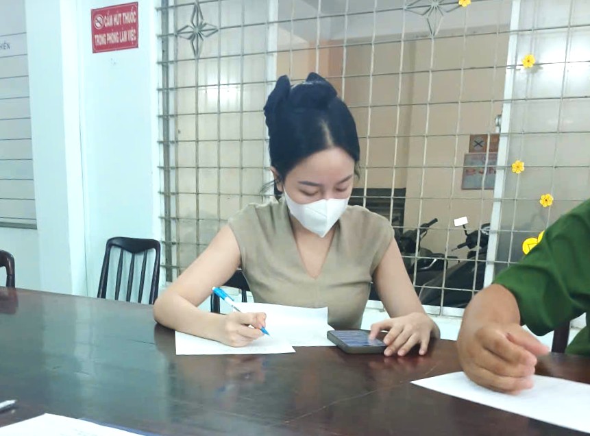 Bà Đ.N.T.V tại cơ quan công an.