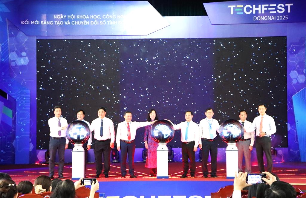 Các đại biểu thực hiện nghi thức khai mạc sự kiện Techfest Dong Nai 2025.