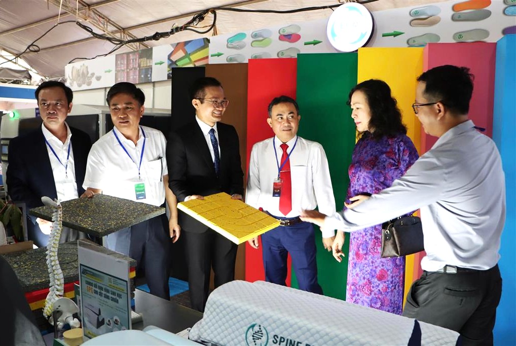 Sau nghi thức khai mạc, các đại biểu tham quan gian hàng trưng bày sản phẩm công nghệ chiến lược tiên tiến.