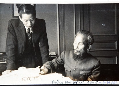 Luật sư Vũ Trọng Khánh và Bác Hồ tại Pháp năm 1946. Ảnh: Tư liệu
