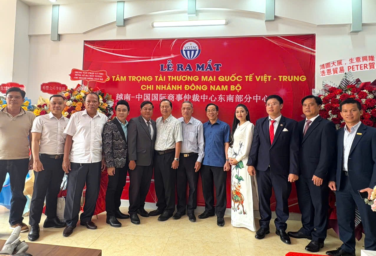 Đại diện Ban Cố vấn, lãnh đạo VCITAC, Lãnh sự quán Philippines tại TP.HCM, các hiệp hội doanh nghiệp Việt - Trung và nhiều đơn vị hoạt động trong lĩnh vực pháp lý, thẩm định, đấu giá, kiểm toán…tham dự buổi lễ.