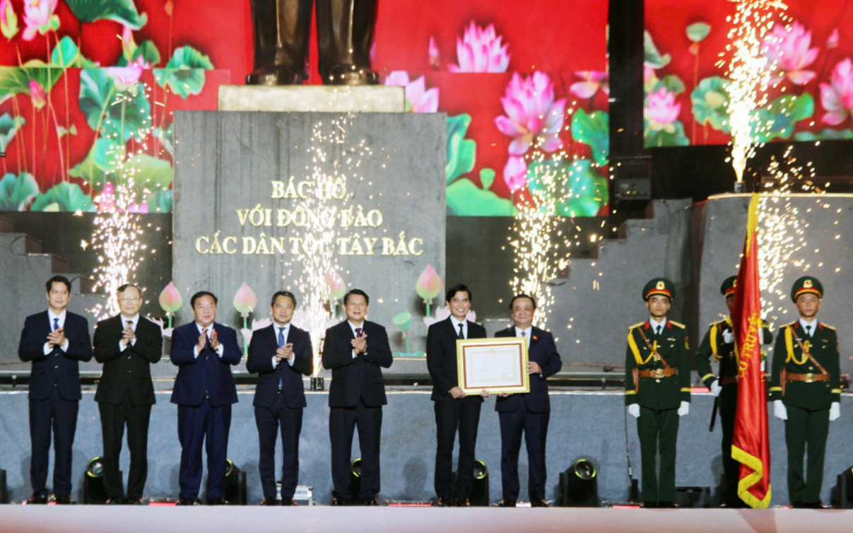 Ông Lê Minh Hoan, Phó Chủ tịch Quốc hội (người bên phải) chuyển trao Huân chương Lao động hạng Nhất cho Đảng bộ, chính quyền và Nhân dân các dân tộc tỉnh Sơn La. Ảnh: Hà Hoàng