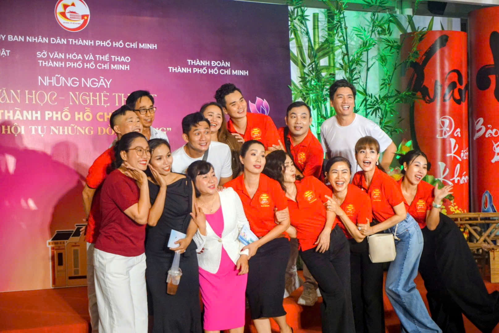 Văn nghệ sĩ chụp ảnh lưu niệm trong không gian chương trình “Những ngày Văn học - Nghệ thuật TP.HCM