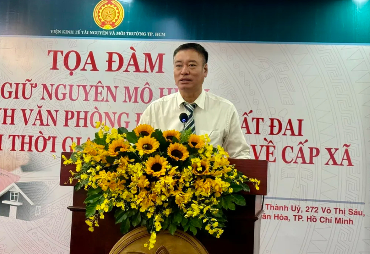 TS Phạm Viết Thuận, Viện trưởng Viện Kinh tế tài nguyên và Môi trường TP.HCM phát biểu tại toạ đàm. Ảnh: Nguyễn Châu