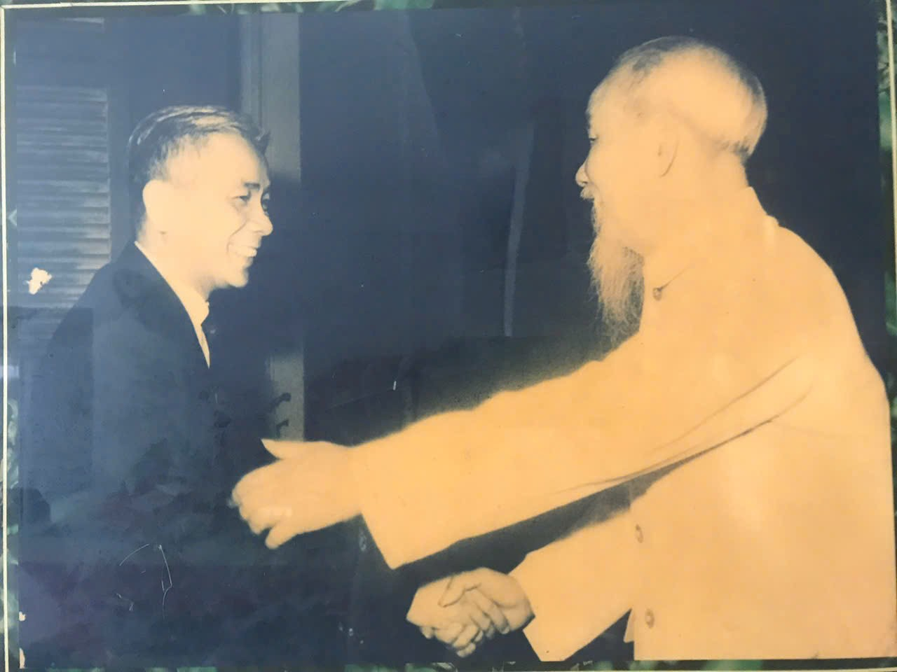 Chủ tịch Hồ Chí Minh gặp gỡ đổng chí Nguyễn Văn Tiến khi còn giữ cương vị Trưởng doàn đại diện đặc biệt miền Nam Việt Nam.