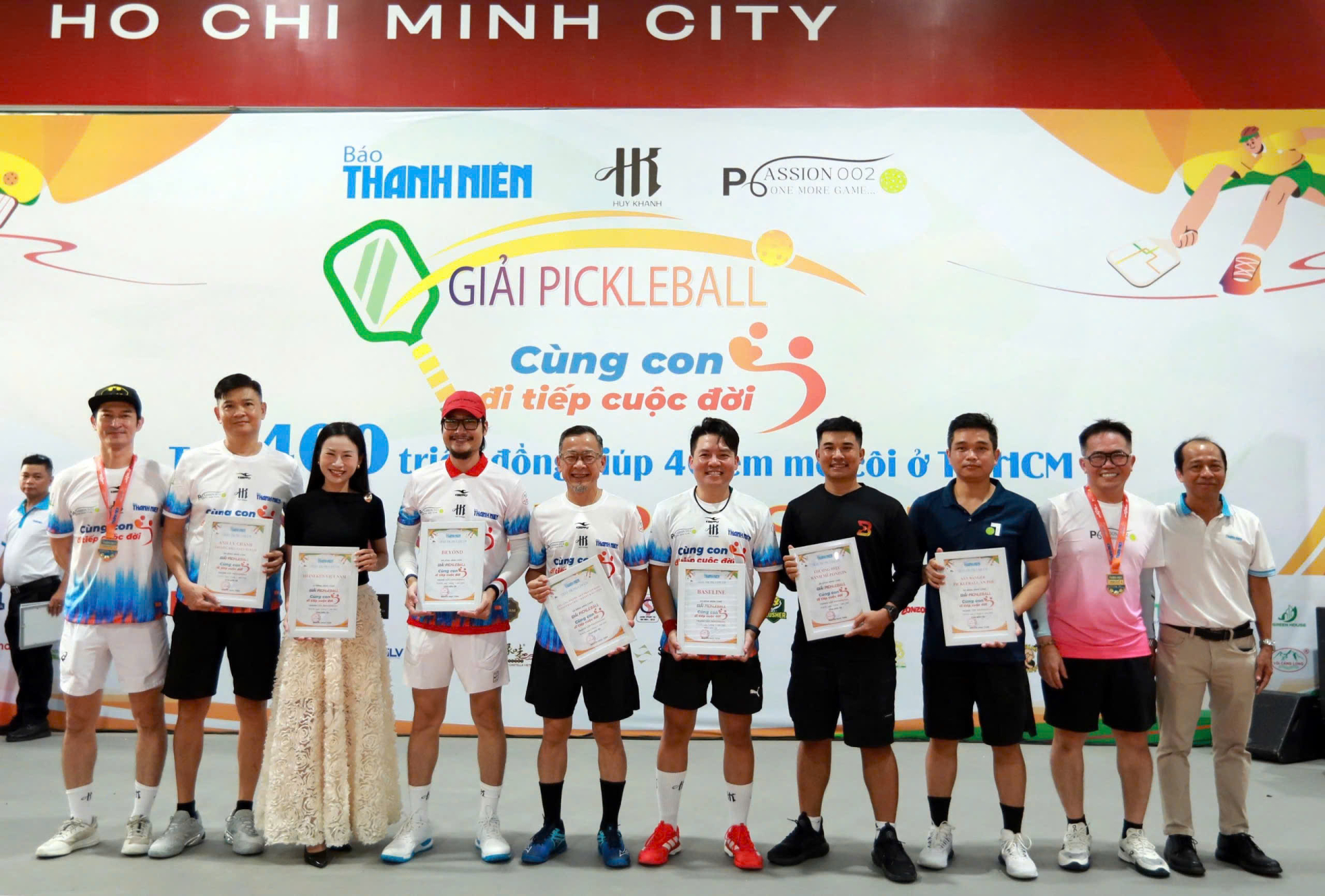 Ban tổ chức tri ân các nhà tài trợ. Ảnh: Ngọc Dương