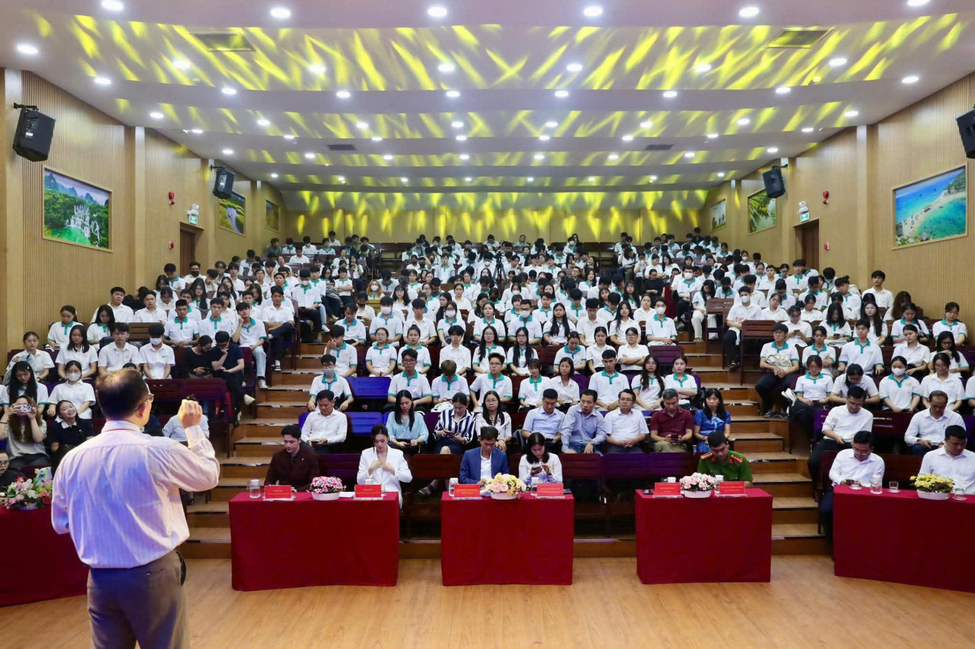 Buổi tọa đàm giúp sinh viên nhận ra nhiều lưu ý khi sử dụng công nghệ AI.