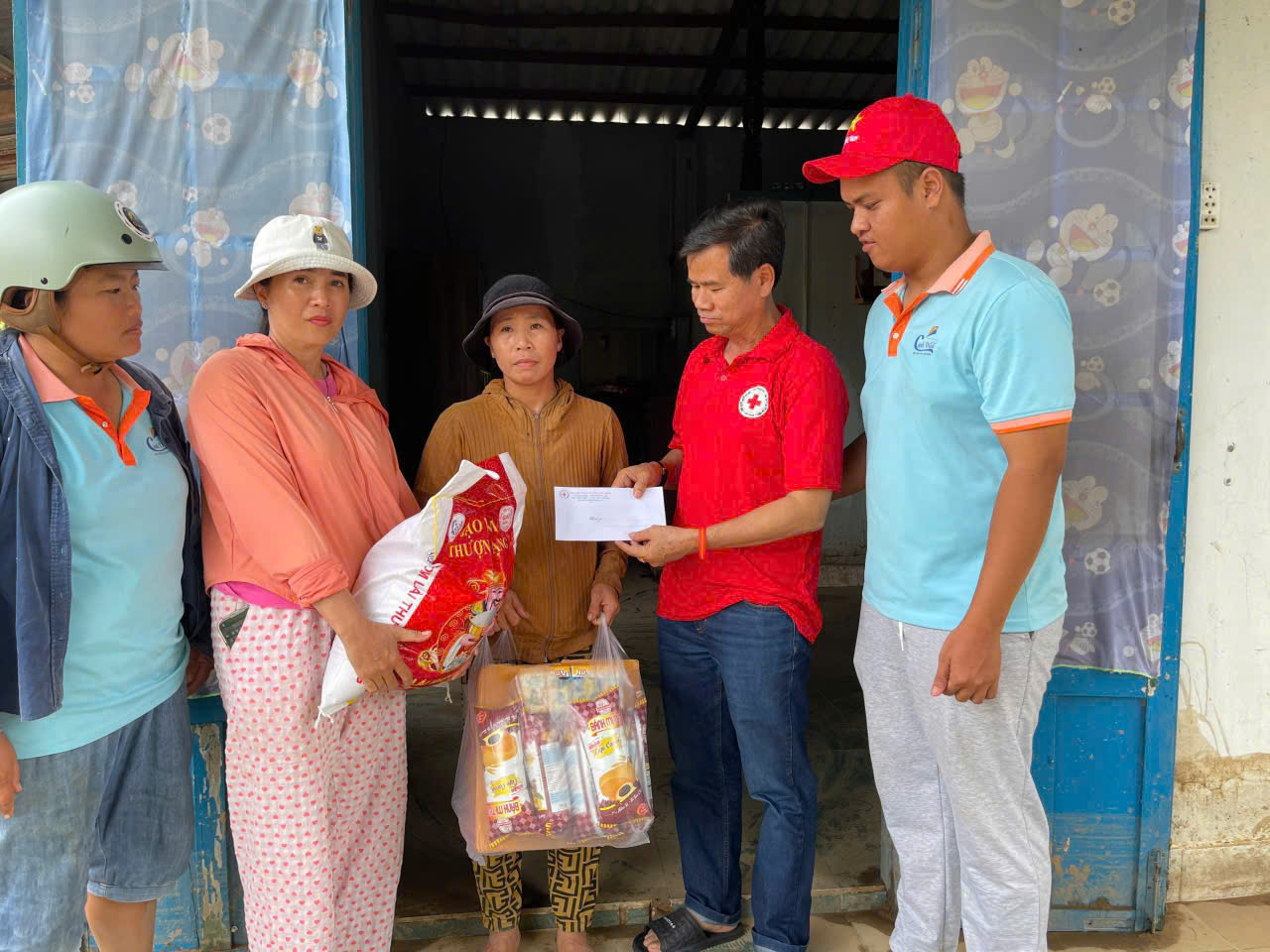 Ông Nguyễn Quang Minh, Chủ tịch Hội Chữ thập đỏ tỉnh Lâm Đồng trao quà và động viên bà con sớm vượt qua khó khăn.