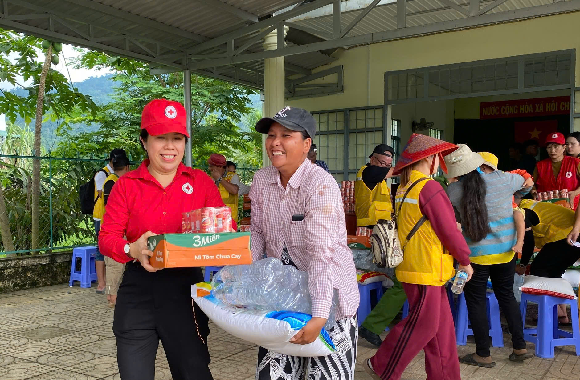 Hội Chữ thập đỏ tỉnh Lâm Đồng tiếp sức người dân vùng lũ