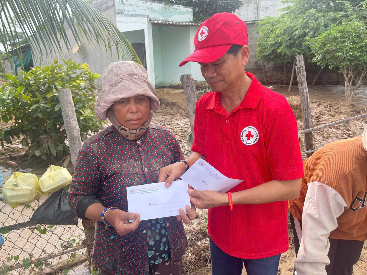 Hội Chữ thập đỏ tỉnh Lâm Đồng tiếp sức người dân vùng lũ